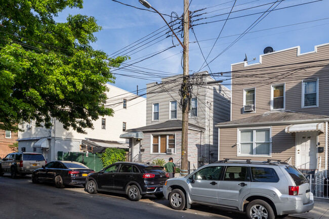 9114 97th Ave in Ozone Park, NY - Building Photo - Building Photo