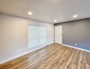 4811 Live Oak St, Unit 202 in Dallas, TX - Building Photo - Building Photo