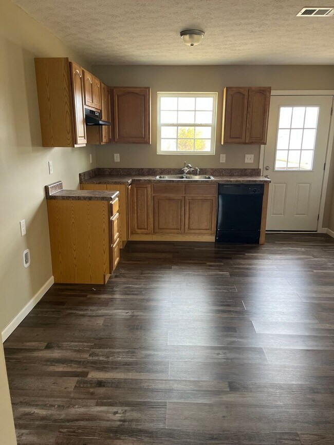 2035 Jonathan Dr in Baneberry, TN - Building Photo - Building Photo