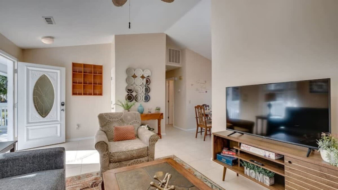 14 S Lake Dr in Savannah, GA - Building Photo