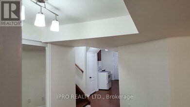 36 Clarion Rd in Brampton, ON - Building Photo - Building Photo