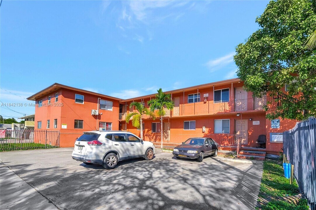 2275 NW 23rd St in Miami, FL - Building Photo