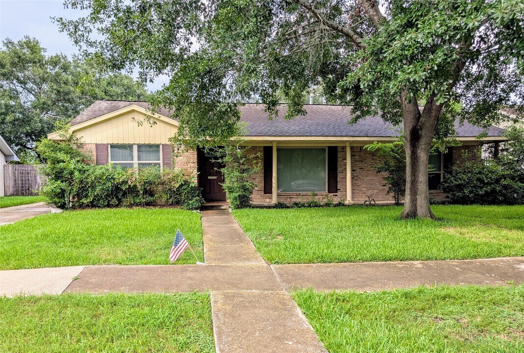 5850 Braesheather Dr in Houston, TX - Building Photo