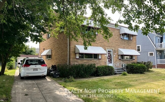 3322 Milverton Rd in Shaker Heights, OH - Foto de edificio - Building Photo