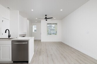 20869 SE Denver Dr in Bend, OR - Building Photo - Building Photo
