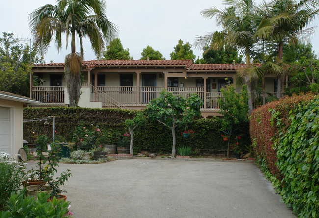 228 W Victoria St in Santa Barbara, CA - Foto de edificio - Building Photo