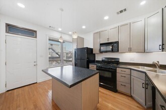 2908 W Palmer St, Unit 3 in Chicago, IL - Foto de edificio - Building Photo