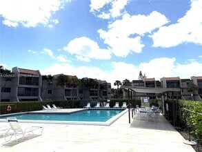 230 Lakeview Dr, Unit 307 in Weston, FL - Building Photo - Building Photo