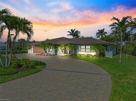 4222 Crayton Rd in Naples, FL - Building Photo