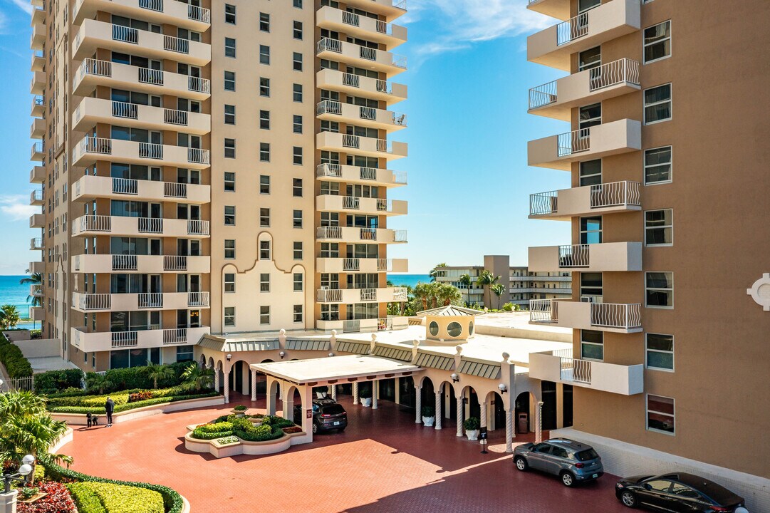 Malaga Towers in Hallandale Beach, FL - Building Photo