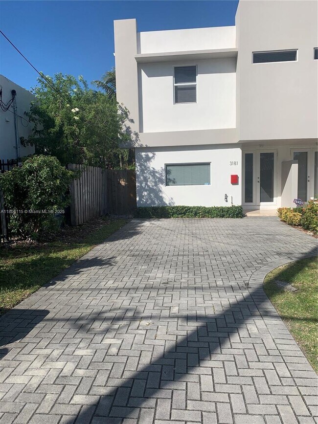 3181 SW 24th St in Miami, FL - Building Photo - Building Photo