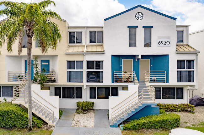 Ludlam Point in Miami, FL - Foto de edificio - Building Photo