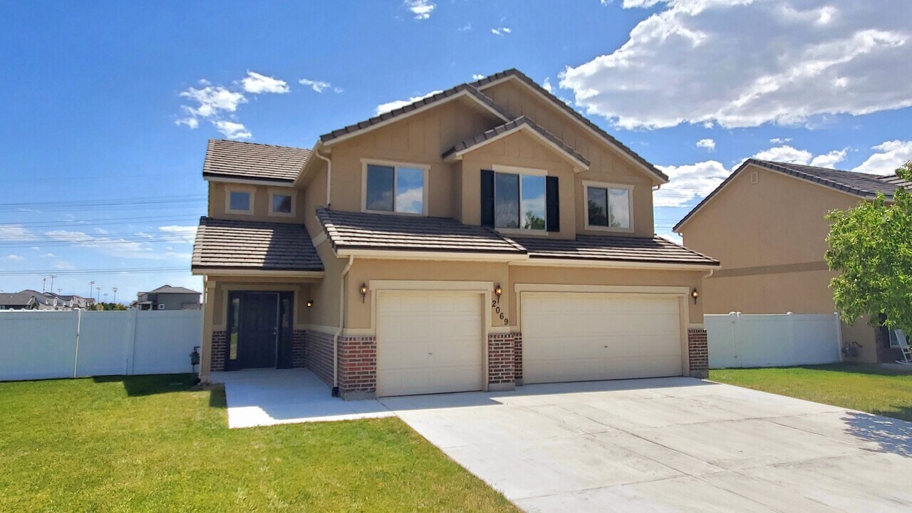 2069 W 400 S in Lehi, UT - Building Photo