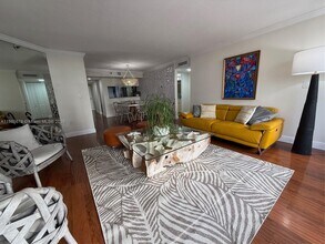 5757 Collins Ave, Unit 602 in Miami Beach, FL - Foto de edificio - Building Photo