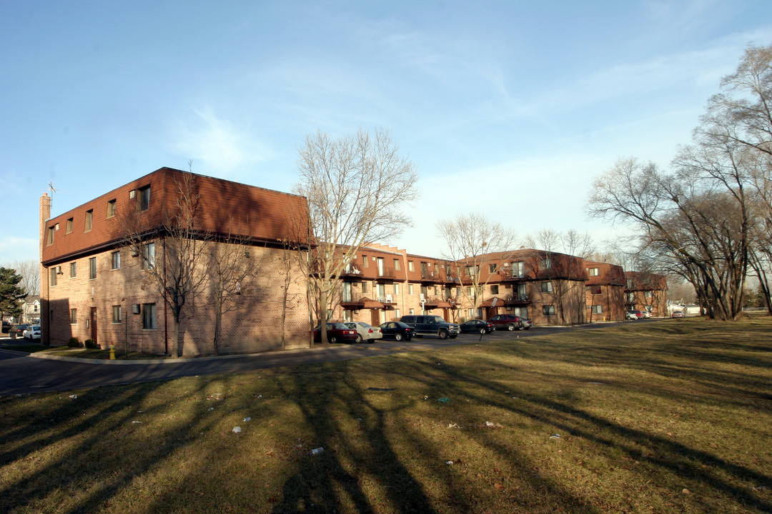 Brownstone Court in Mount Prospect, IL - Building Photo