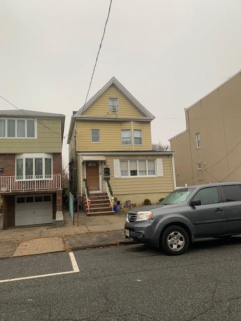 43 E 33rd St in Bayonne, NJ - Building Photo