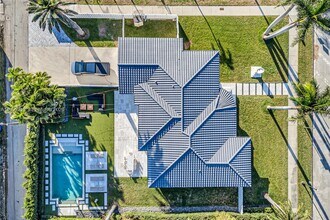 750 Harrison St in Hollywood, FL - Foto de edificio - Building Photo