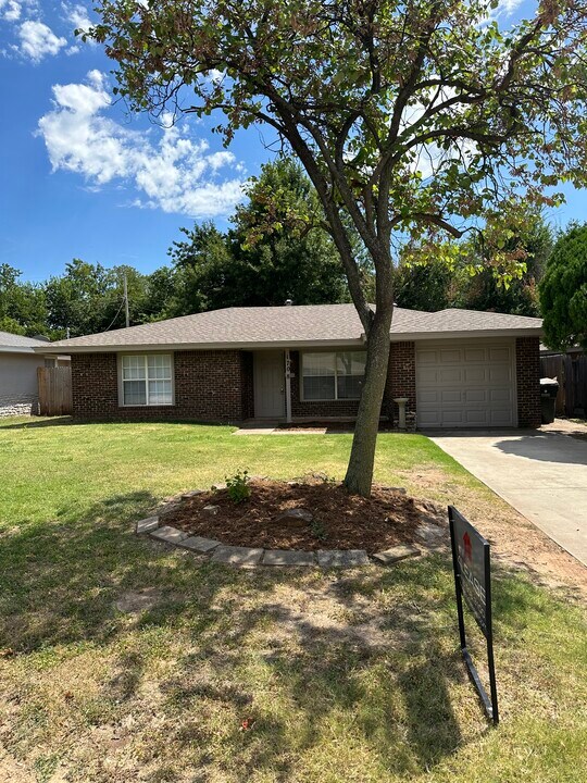 1708 Westchester Dr in The Village, OK - Building Photo