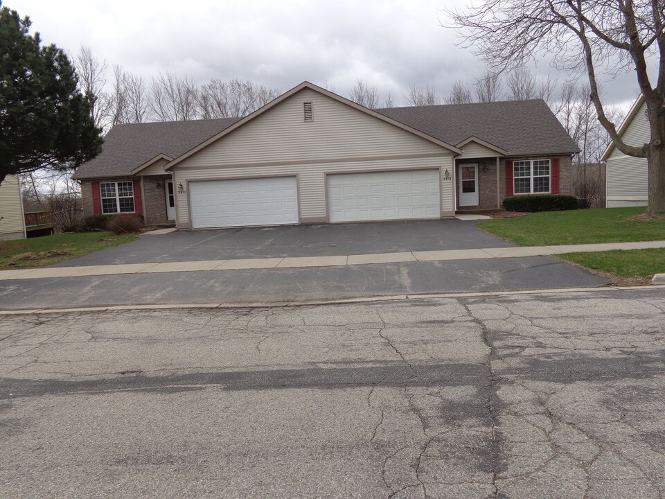 3411-3413 Stanford Ln in West Bend, WI - Foto de edificio