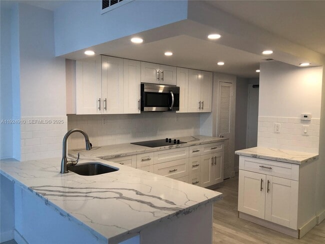 905 Brickell Bay Dr in Miami, FL - Building Photo - Building Photo