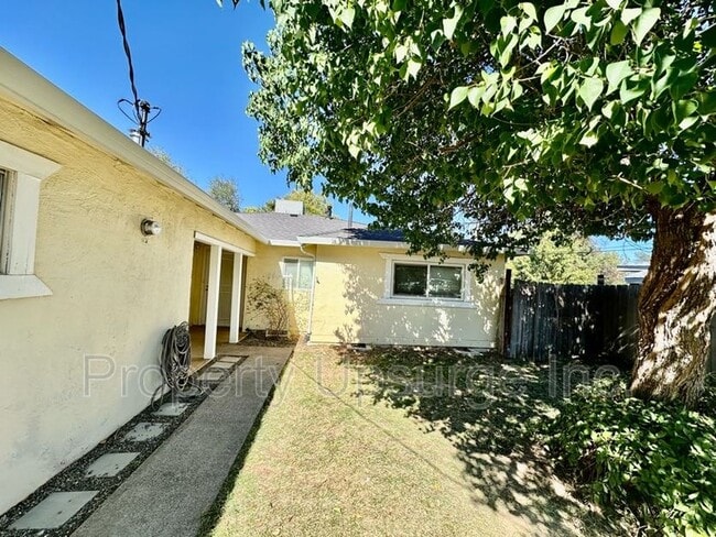 1516 Yale Ct in Redding, CA - Foto de edificio - Building Photo