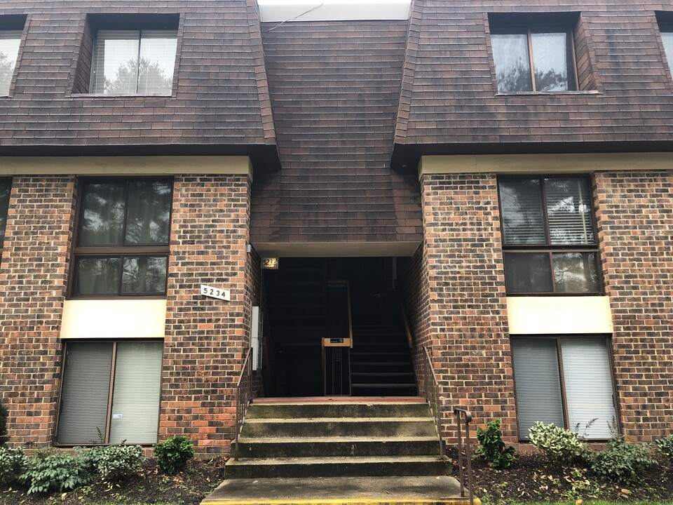 5234 W Running Brook Rd, Unit 102 in Columbia, MD - Building Photo