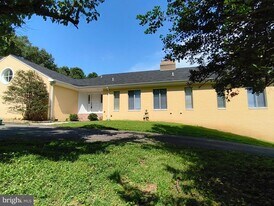 901 Walker Rd in Great Falls, VA - Building Photo