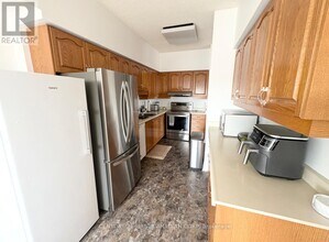 744 Wonderland Rd S in London, ON - Building Photo - Building Photo