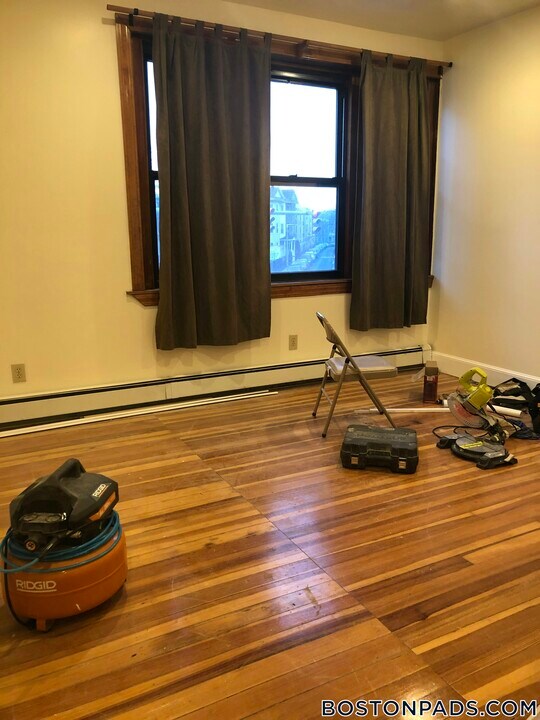 369 Centre St in Boston, MA - Building Photo