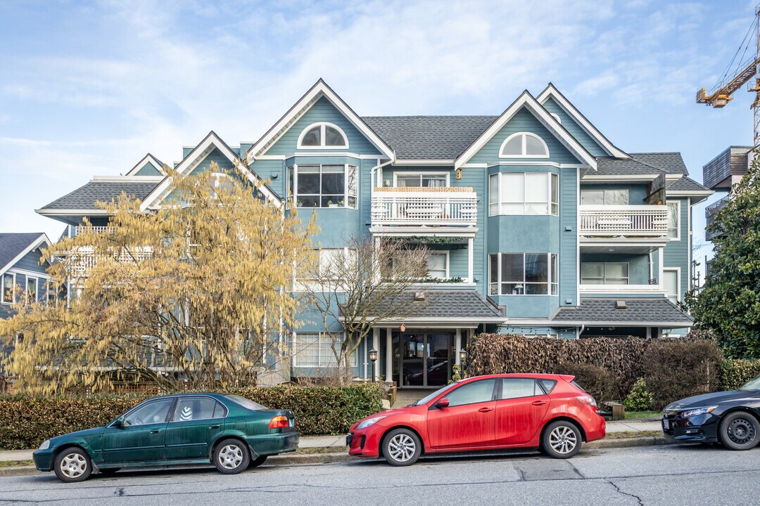 1729 Georgia St E in Vancouver, BC - Building Photo