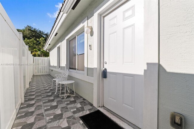 6035 SW 40th Ct in Miramar, FL - Building Photo - Building Photo