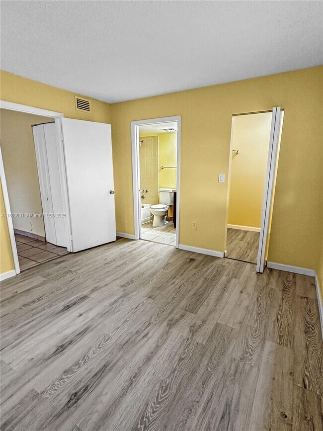 250 Palm Cir W in Pembroke Pines, FL - Building Photo - Building Photo