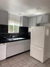 404 S Juanita Ave in Redondo Beach, CA - Foto de edificio - Building Photo