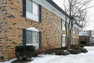 Canterbury Court in Sylvania, OH - Building Photo - Building Photo