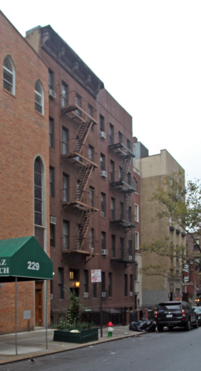 235 E 82nd St in New York, NY - Building Photo - Building Photo