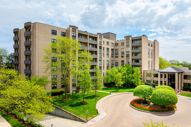 Barclay Place in Lincolnwood, IL - Building Photo - Building Photo