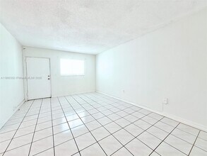 2011 Bay Dr in Miami Beach, FL - Foto de edificio - Building Photo