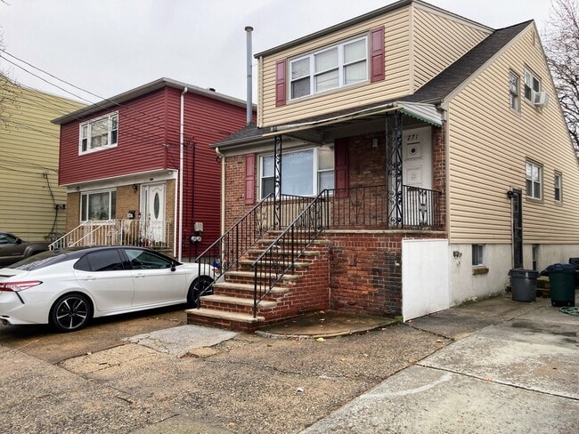 271 Lexington Ave, Unit 2