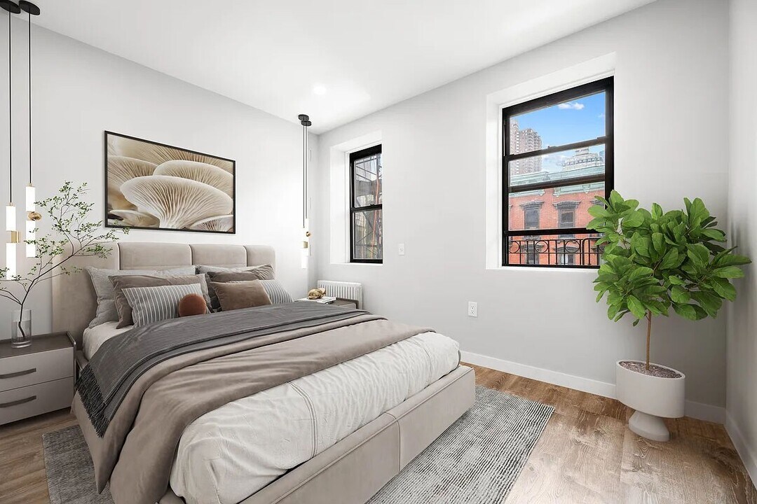 437 W 46th St in New York, NY - Building Photo
