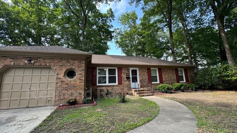 229 Shadywood Dr in Newport News, VA - Building Photo
