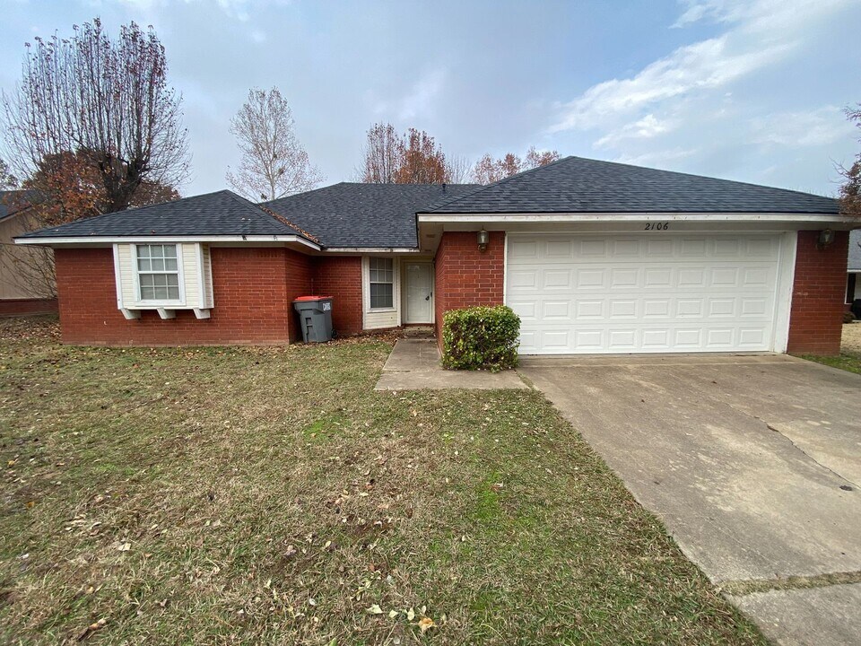 2106 Breckenridge Terrace in Greenwood, AR - Building Photo