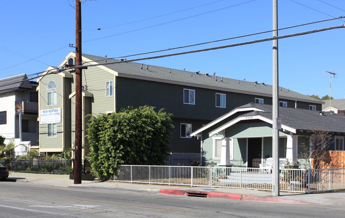 4231 E 10th St in Long Beach, CA - Foto de edificio