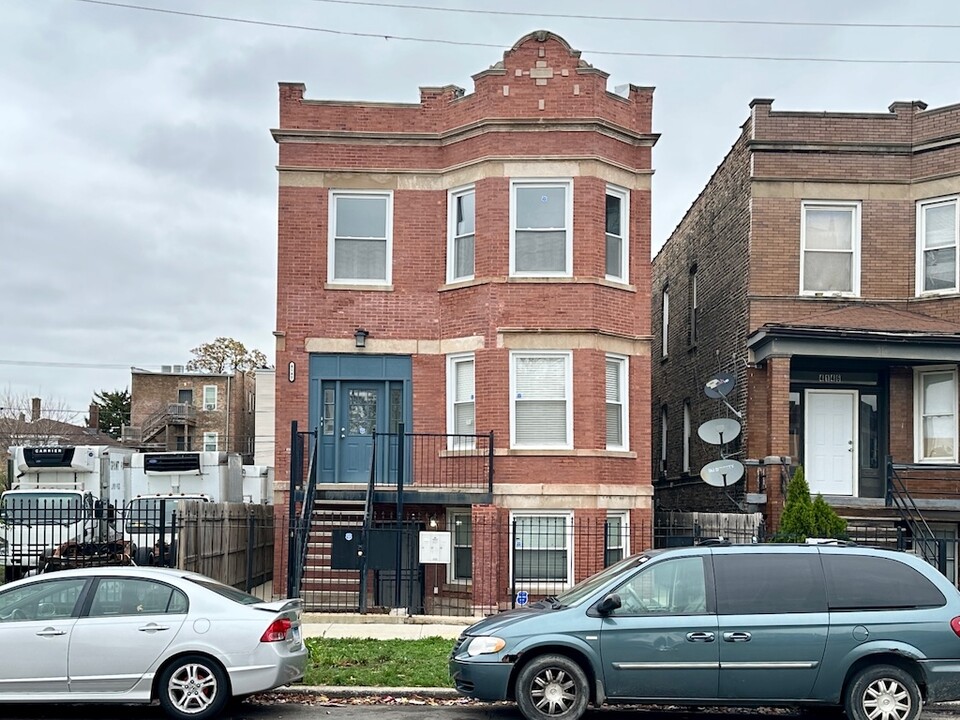 4148 W Cermak Rd, Unit J00P in Chicago, IL - Building Photo