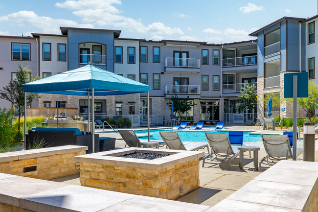 The Grand at Stonecreek in San Marcos, TX - Foto de edificio - Building Photo