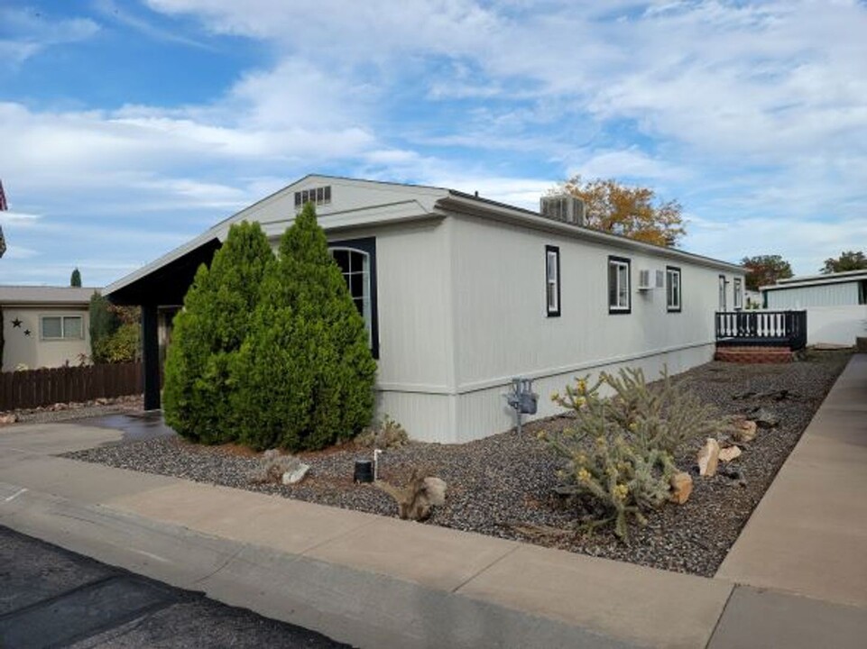 76 N 3880 W in Hurricane, UT - Foto de edificio