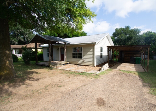 809 Jersey Ln in Brenham, TX - Building Photo - Building Photo