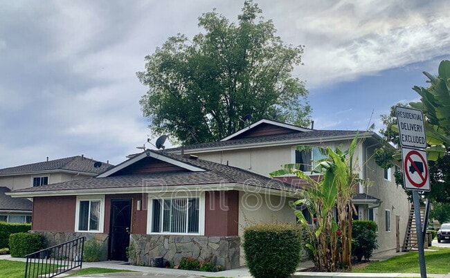 668 Avenida del Platino in Thousand Oaks, CA - Building Photo - Building Photo