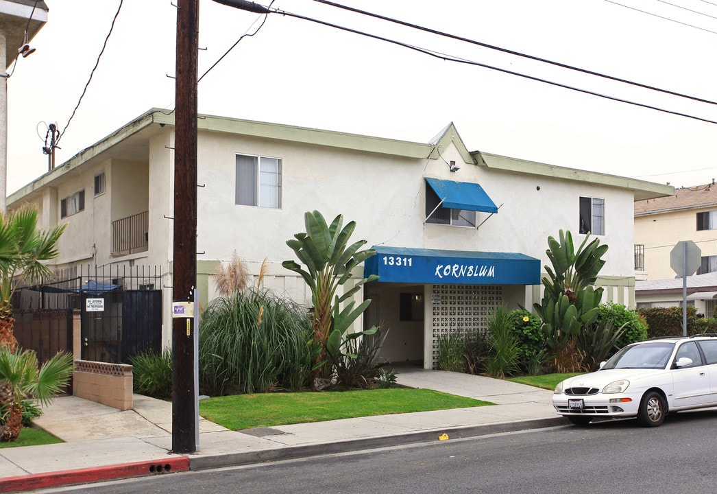 Kornblum Castle in Hawthorne, CA - Foto de edificio