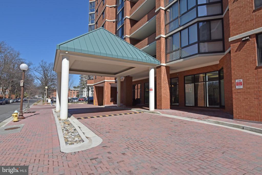 1001 N Randolph St in Arlington, VA - Foto de edificio