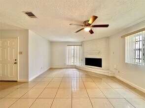 8610 Valley Meadow Dr in Houston, TX - Building Photo - Building Photo